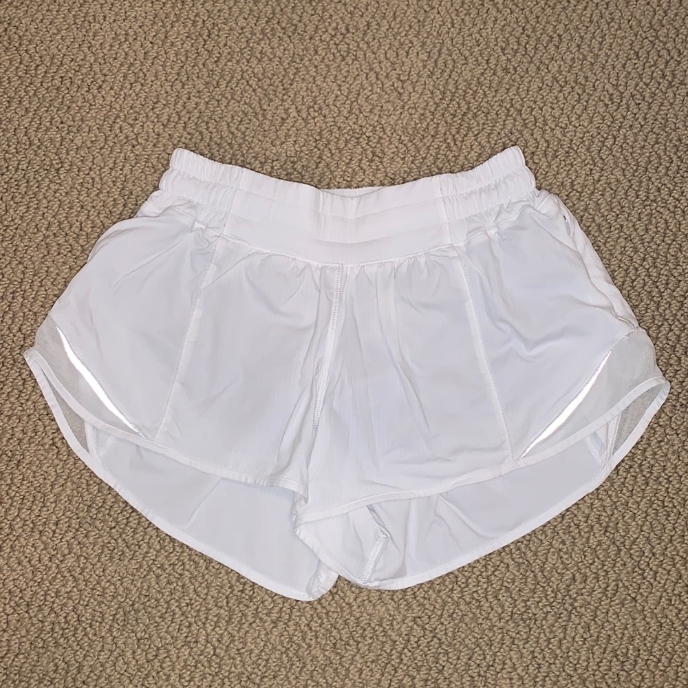 Women’s Lululemon White Hotty Hot Short II 2.5”